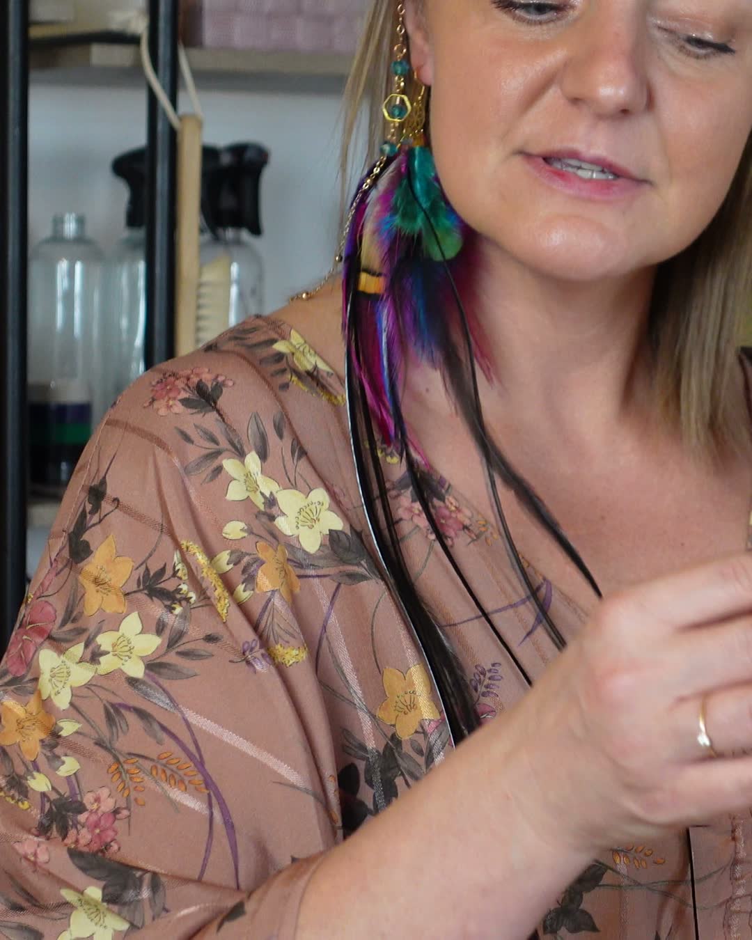 Iwona w kolczykach z kolorowych piór