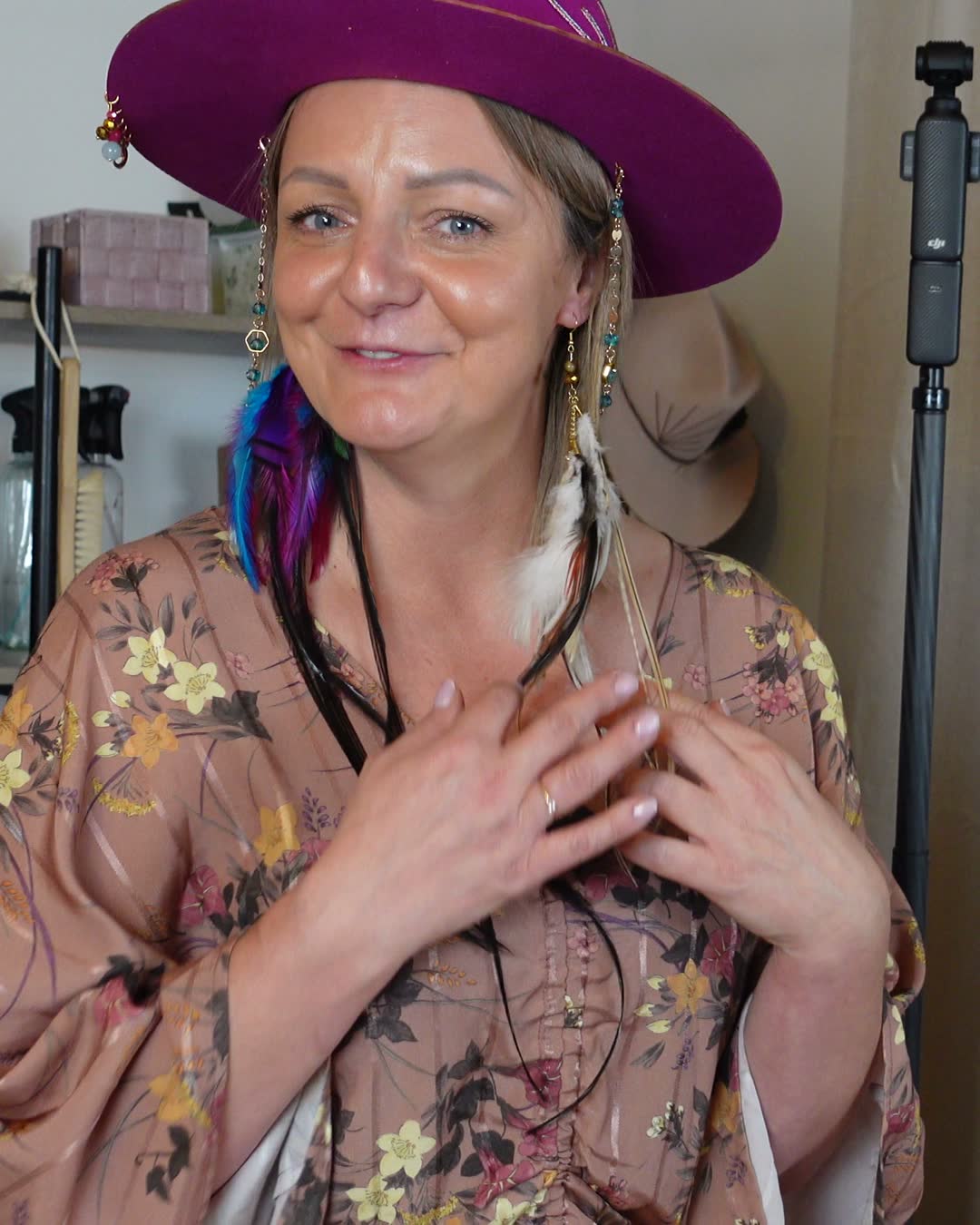 Iwona z Boho Twins w kapeluszu i kolczykach z piór
